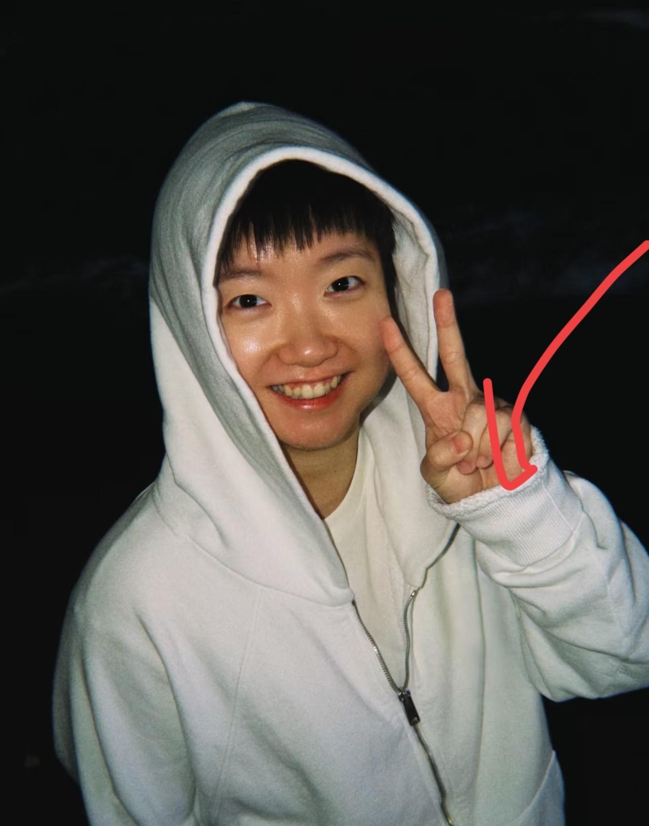 都在说莎莎这件衣服穿的别人的，

反复看了几遍，
应该不是，

虽然袖子是长了很