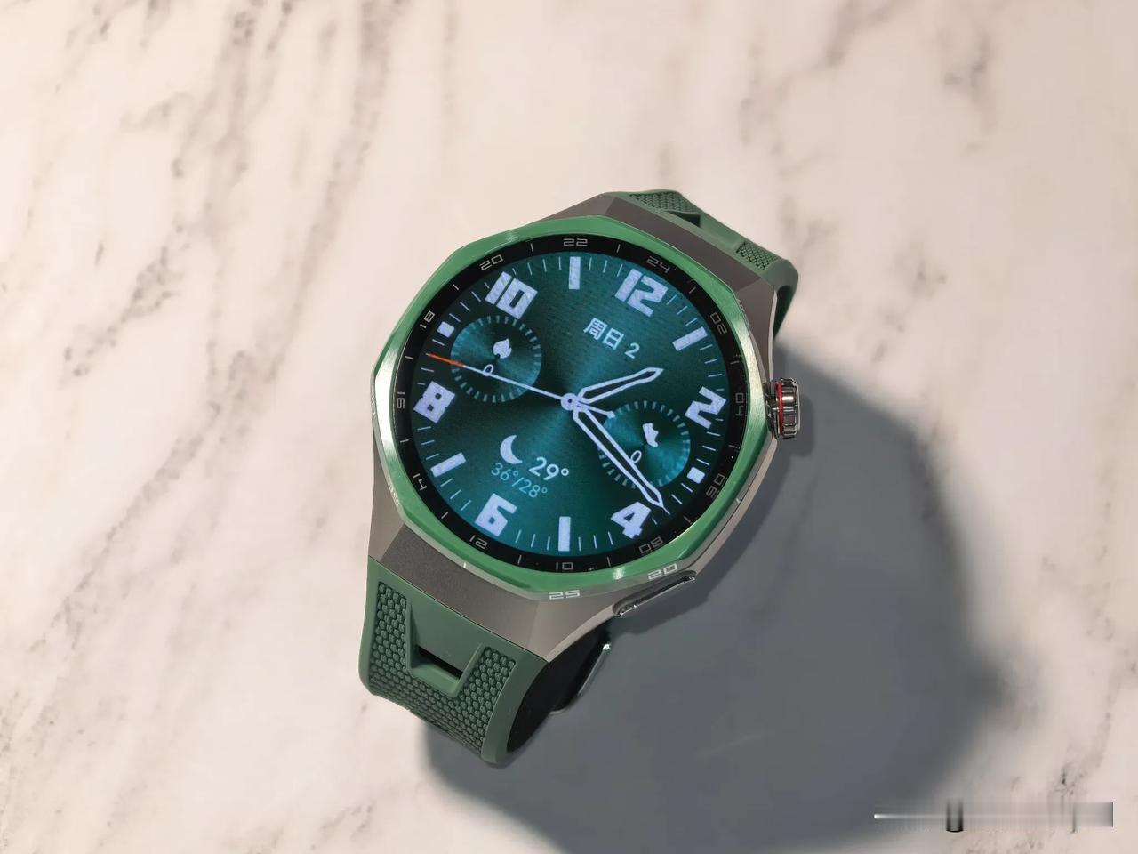 华为Watch GT7 Pro “松霜绿”究竟有多亮眼？钛合金表壳科幻感十足，还