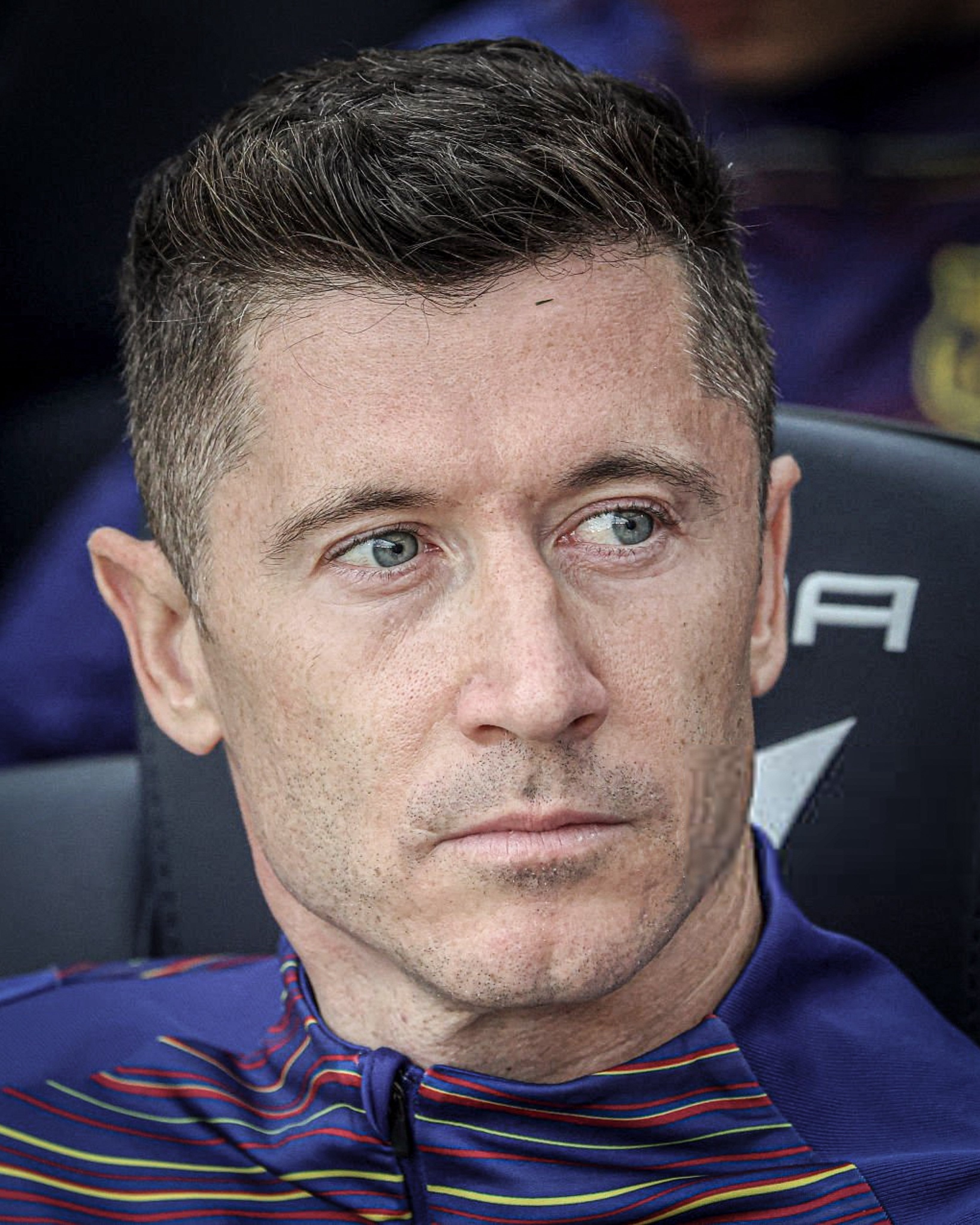 马卡报： 巴塞罗那已向经纪人扎哈维告知莱万多夫斯基续约的条件： 💶 以其当前薪