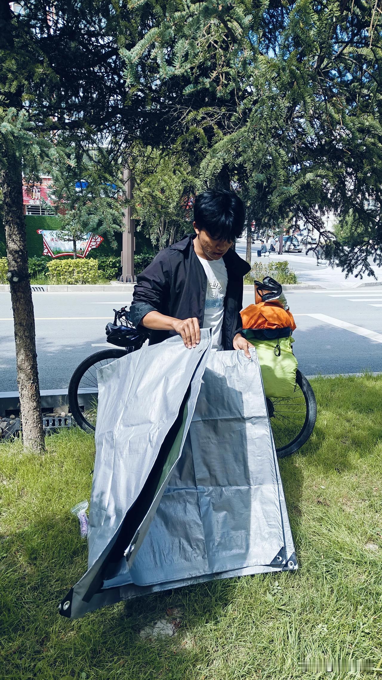 青海日记第十天，晴

偶遇一个环华骑行的小伙，从广东骑行到了海晏，我和他聊了一会