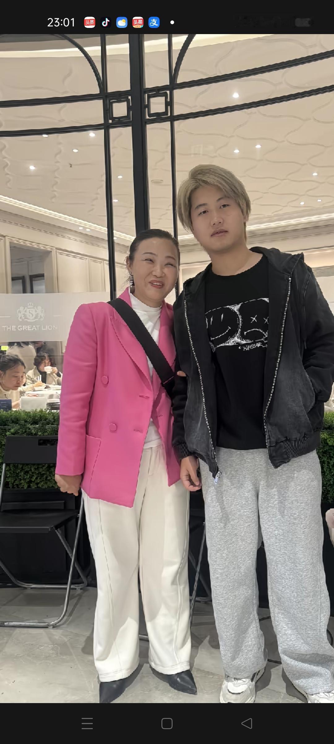 孙卓长发并进行了烫染 ，能够被妈妈接受 ，真是一个智慧的妈妈 ，她表示孩子在青春