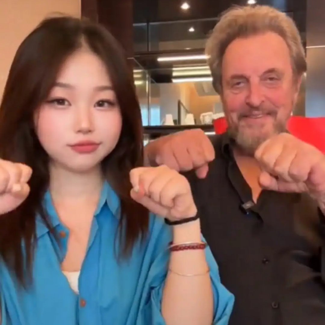 马斯克是真不给他爸打钱吗，感觉好邋遢啊，镜头前有点搞笑，反观马斯克妈妈来每次来都
