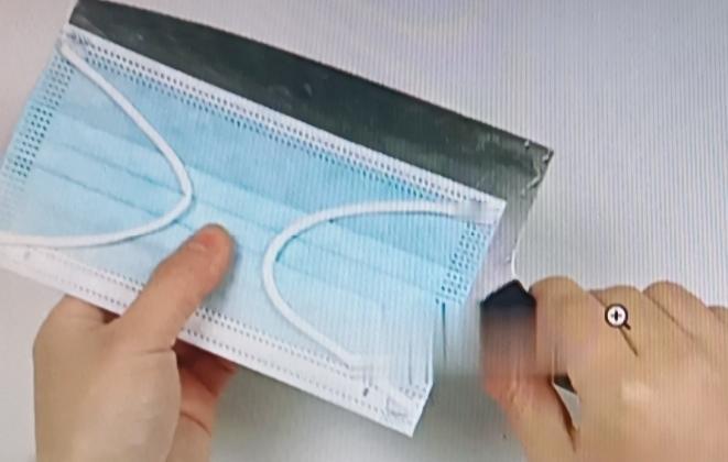 家人们，我发现了个在菜刀上放口罩的神操作，真能解决大烦恼！平时菜刀用久了，上面的