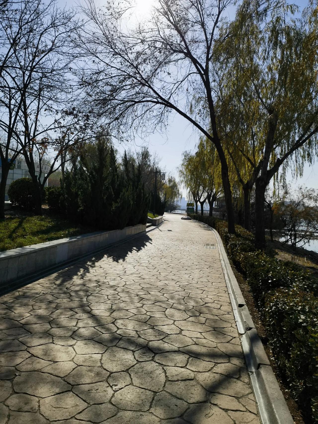 好安静的地方，一个人也没，好像来到了无人区一样[捂脸]