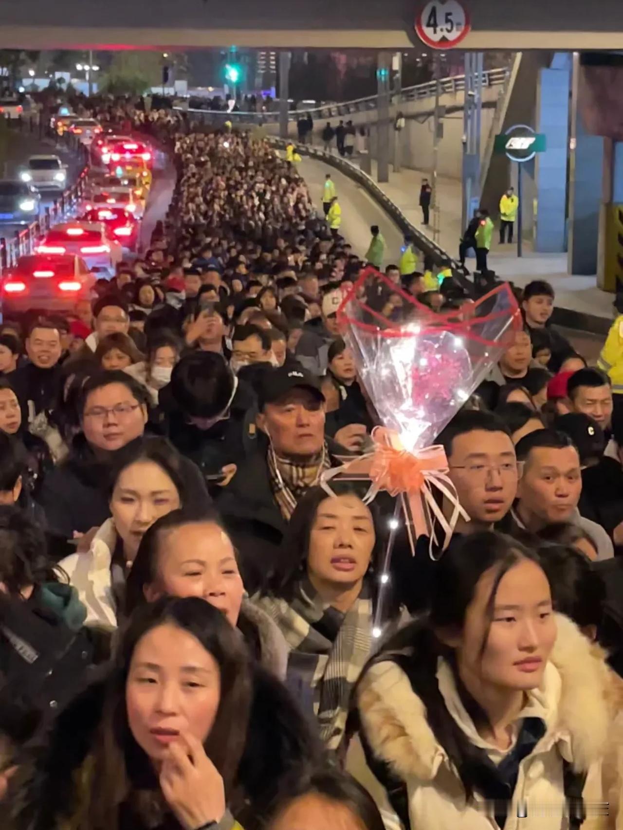 正月十三重庆继续过年！无人机表演后人山人海挤爆轨道站！天南地北大拜年戳这里，一起