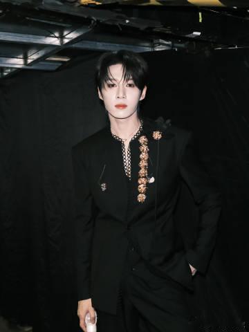 卓沅演唱会后台黑西装look卓沅万能剪刀手 卓沅演唱会后台黑西装造型好帅，依旧比
