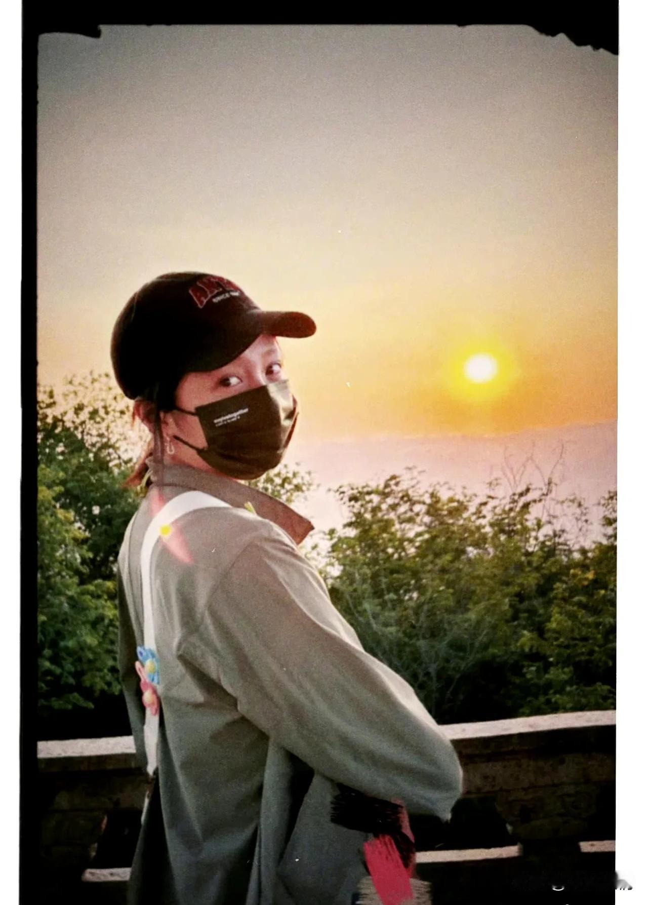 关晓彤分享有规律的剧组生活照！
6月4日，关晓彤晒照分享剧组生活日常。可以看出在