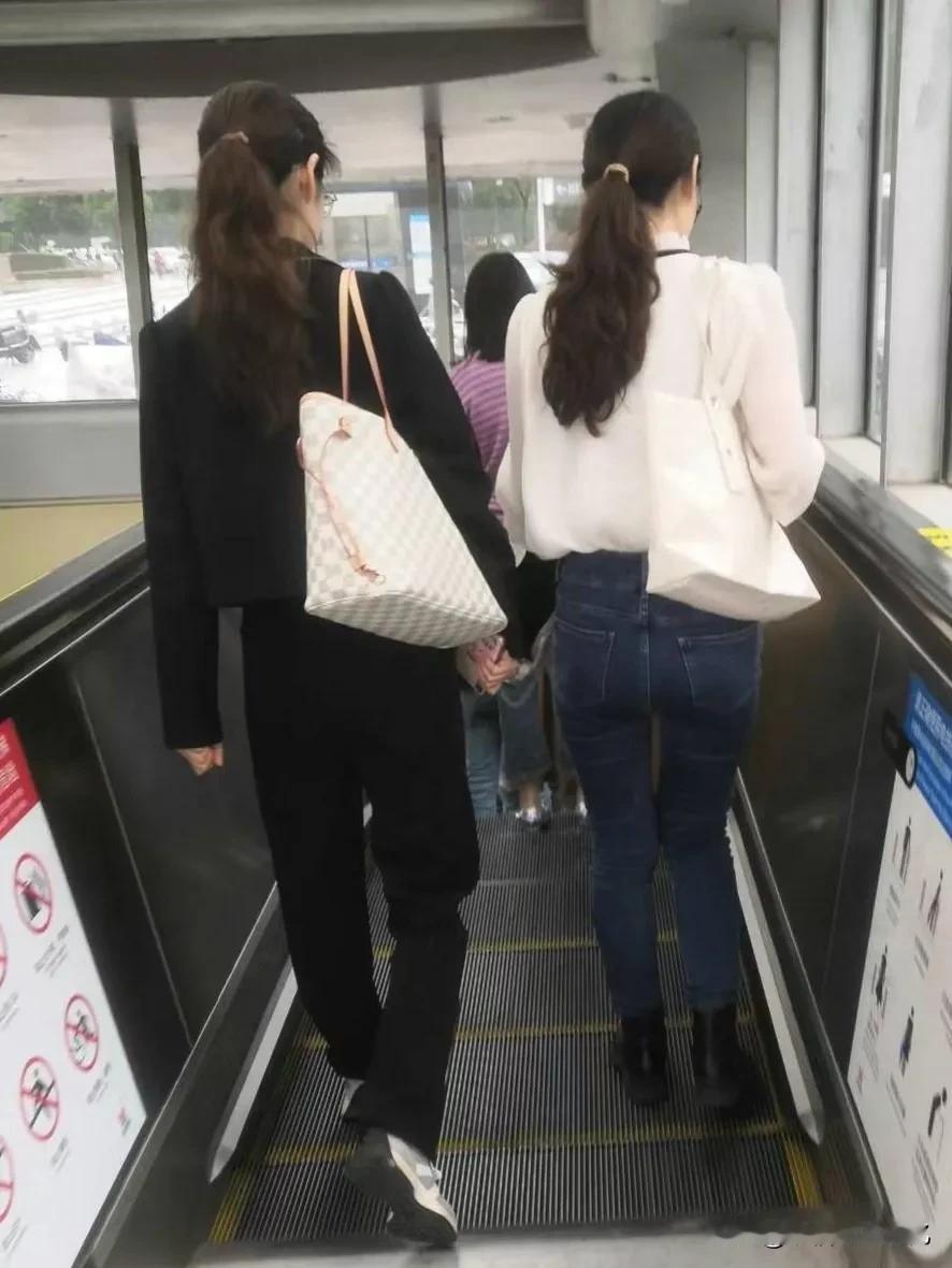 扎起来的卷发也很好看
