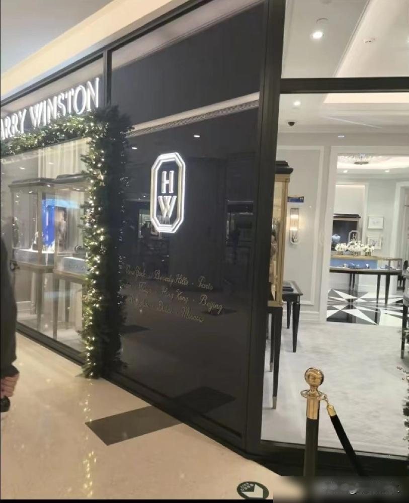 笑不活了，小菲这是把国贸奢侈品店焊在自己行程表里了是吧？
前脚刚刷到筱梅忙工作