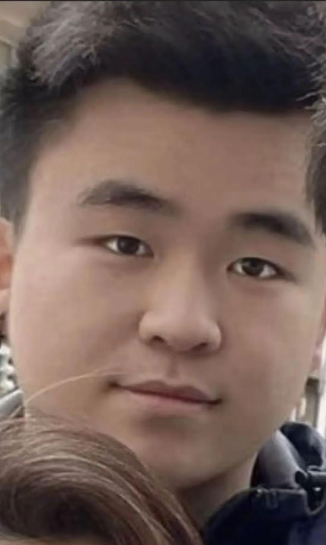 失联者金成杰为男性，现年22岁，身高1.85米，目前就读于康普光学专业，在校期间