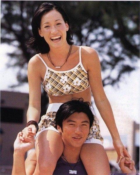 第一次看到有女子坐在谢霆锋肩上，她笑得那个叫做开心。