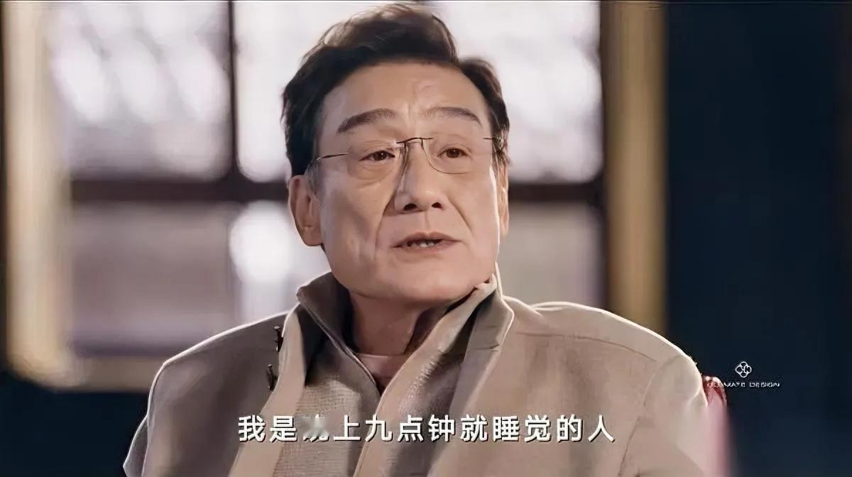 最近被两个明星的作息戳中了——

梁家辉不工作时，晚上9点准睡，早上4点就起，能