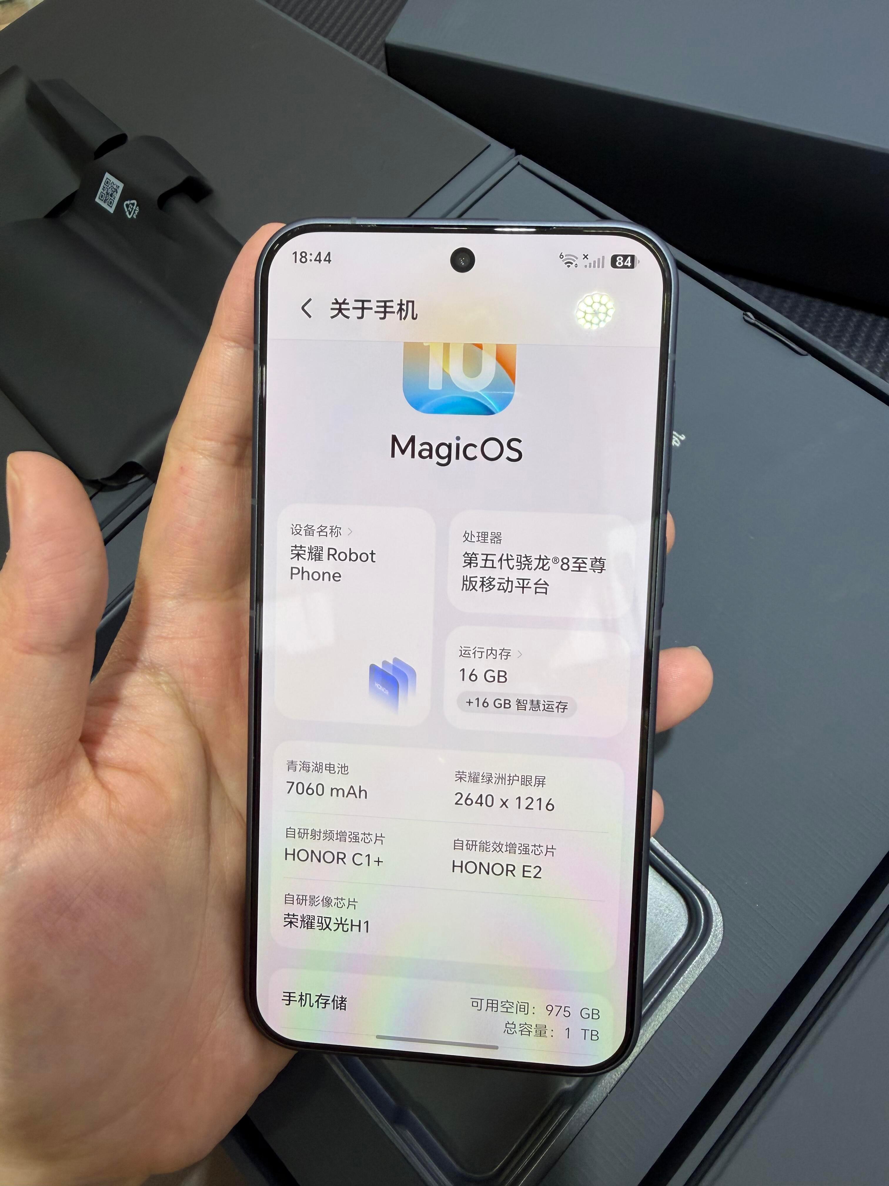 终于上手荣耀robotphone了，平时就喜欢研究各种智能体，这个钛合金云台0.