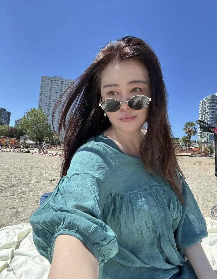近日，58岁的女神王祖贤罕见在社交平台上传了一张近照：依旧是纤细的身材、眼神里仿