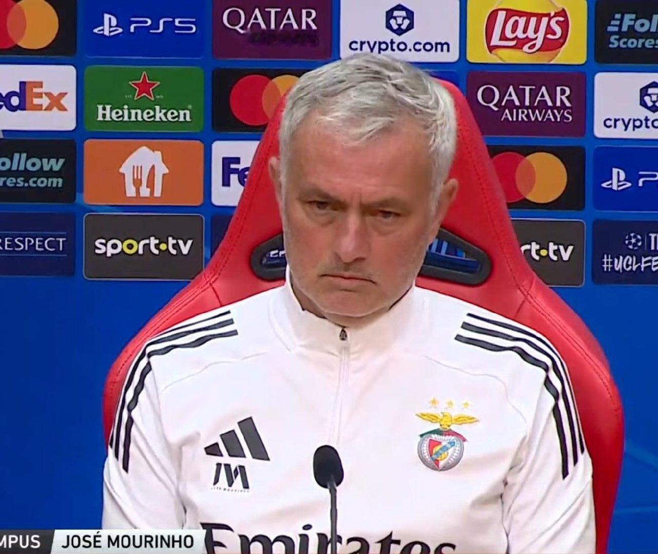 Q：你之前提到没有经验的教练执教顶级俱乐部，你指的是阿韦洛亚吗？穆里尼奥：“问题