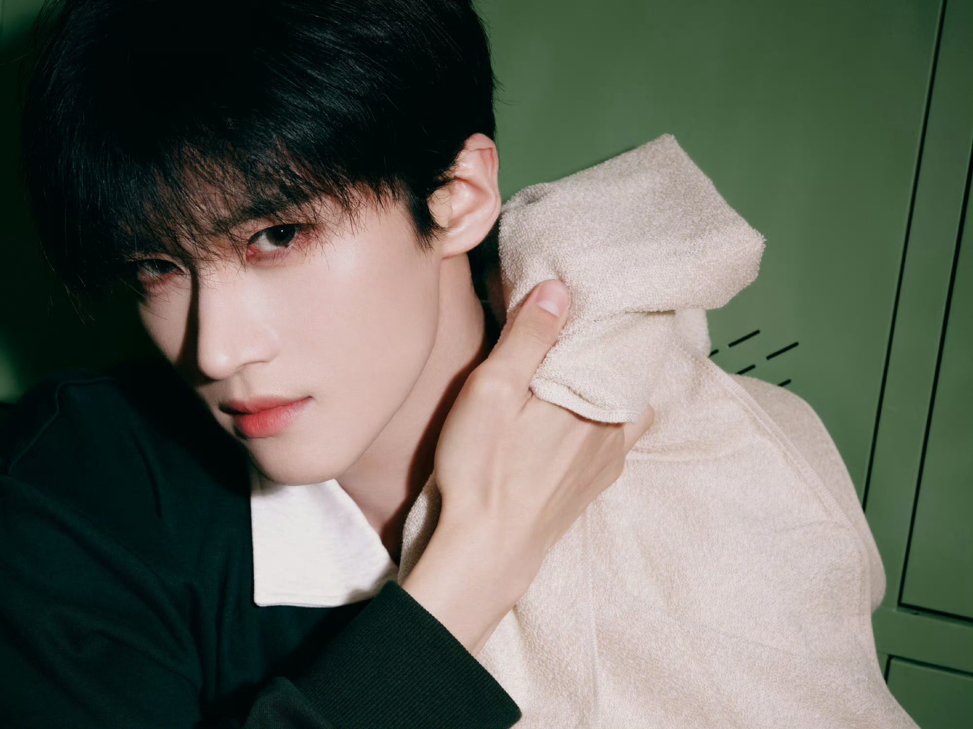 闫桉线下人气闫桉单边耳钉造型 闫桉线下人气，这个闫桉不一般，一身运动装出席线下活