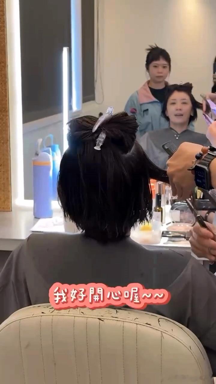 #贾静雯剪短发后女儿们的反应##贾静雯剪短发后咘咘哭了#贾静雯剪短发后女儿们的反