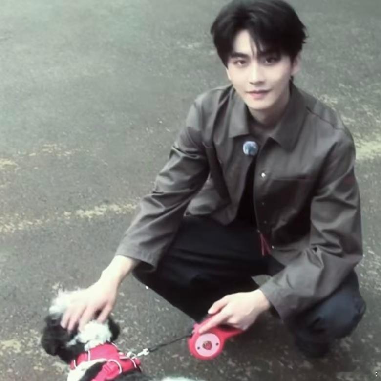 徐若晗拍的陈鑫海五十公里桃花坞6徐若晗镜头下的陈鑫海太绝了！喝汽水、荡秋千、遛狗