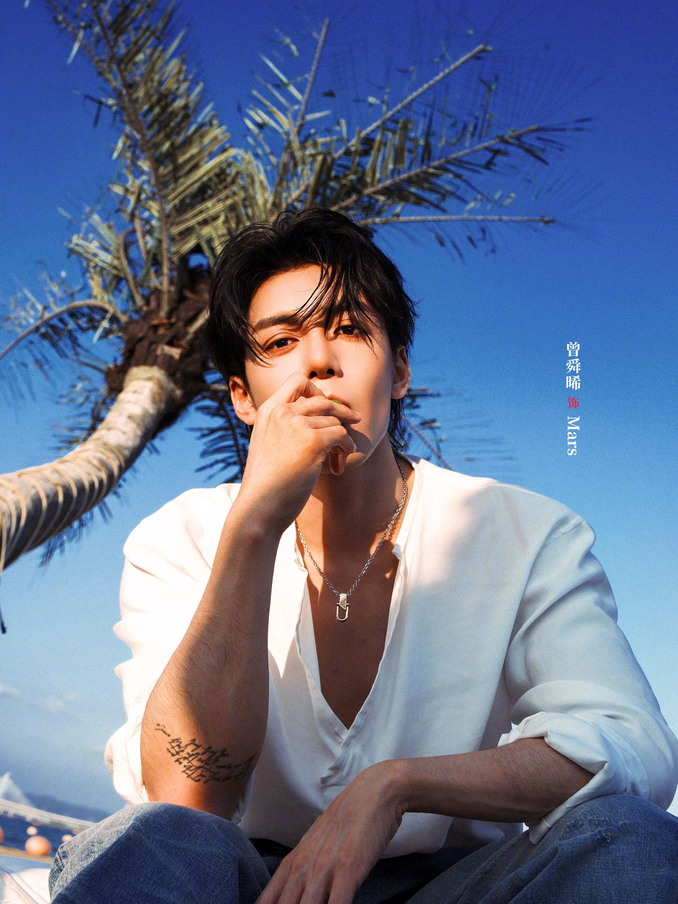 曾舜晞与夏日适配度拉满 杭州活动现场人气爆棚，每一张生图都好绝。曾舜晞站在夏天里