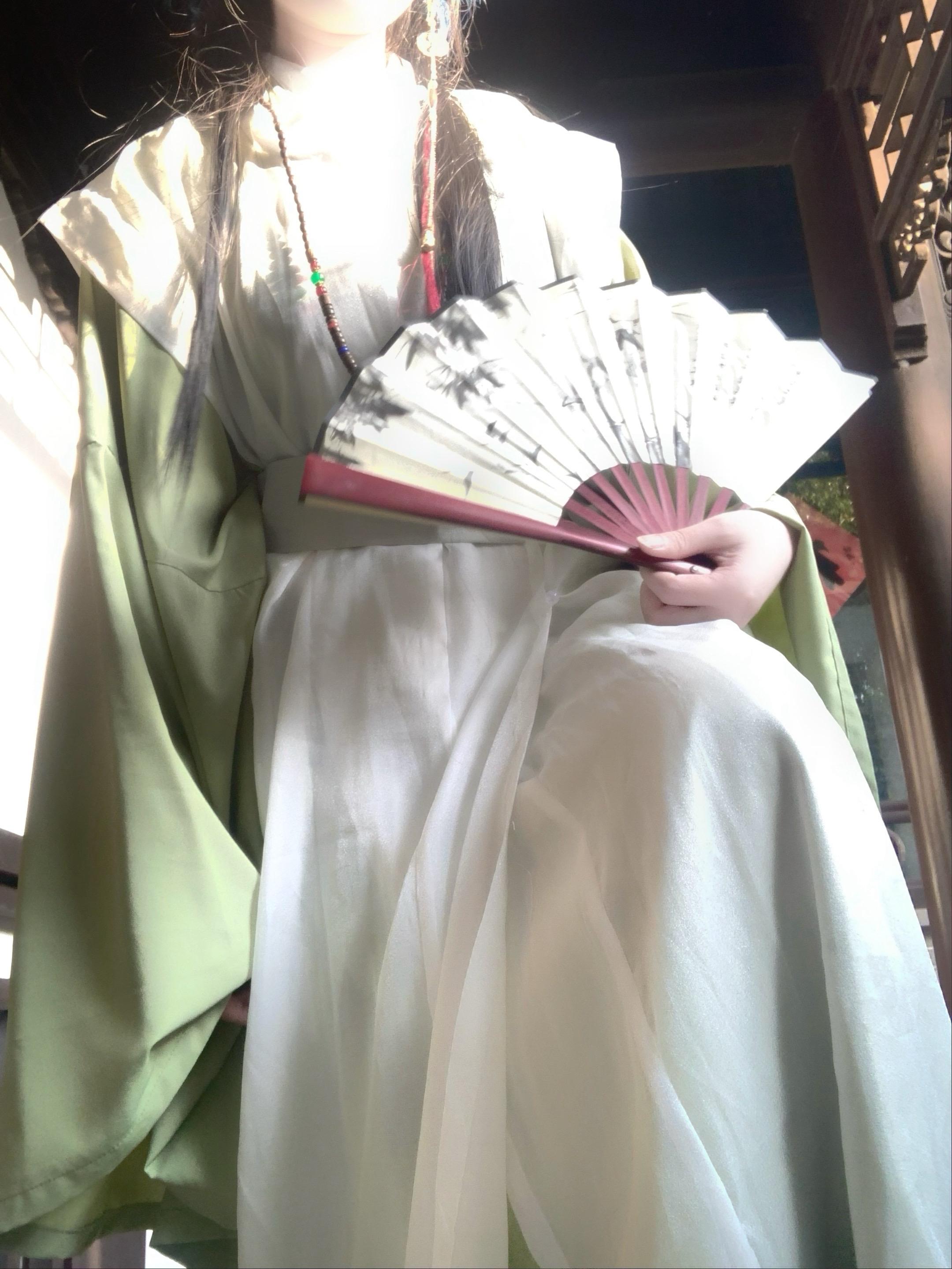 想问君春花为谁谢。