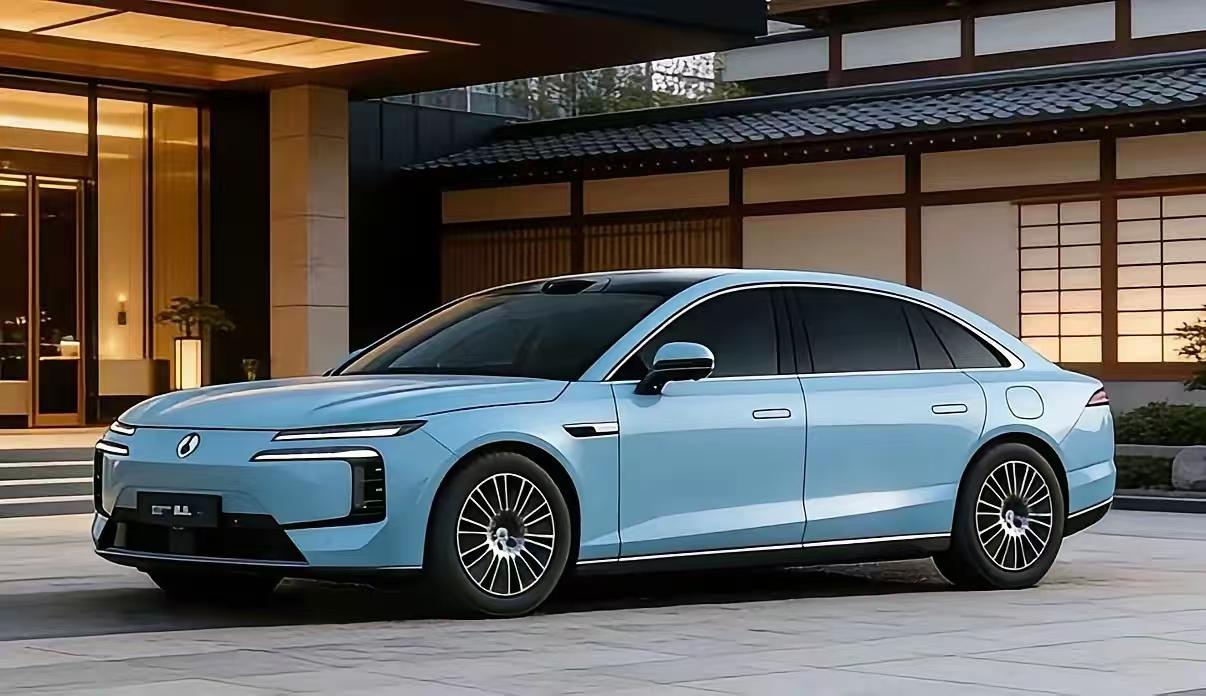 腾势最新轿车系列主打行政座驾，一改Z9的运动风格，采用了N9的设计元素，前脸和尾