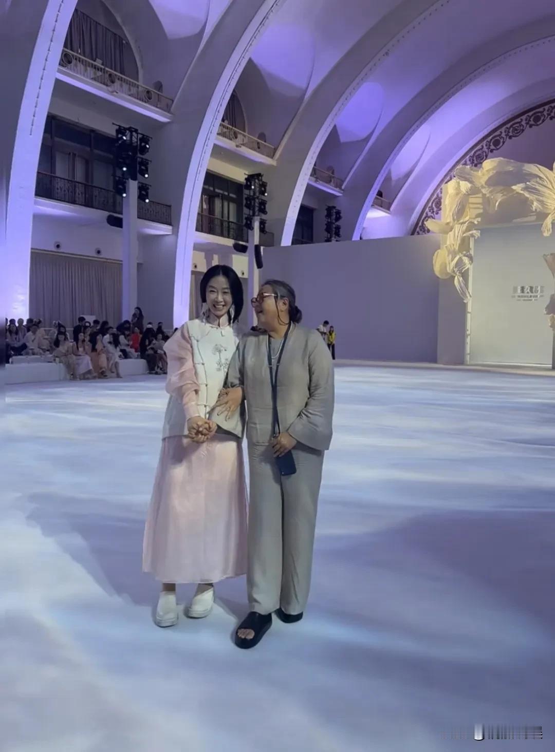 洪晃，应该是设计界松弛感最足的时装设计师吧！
65岁的她现身北京时装设计周，穿着