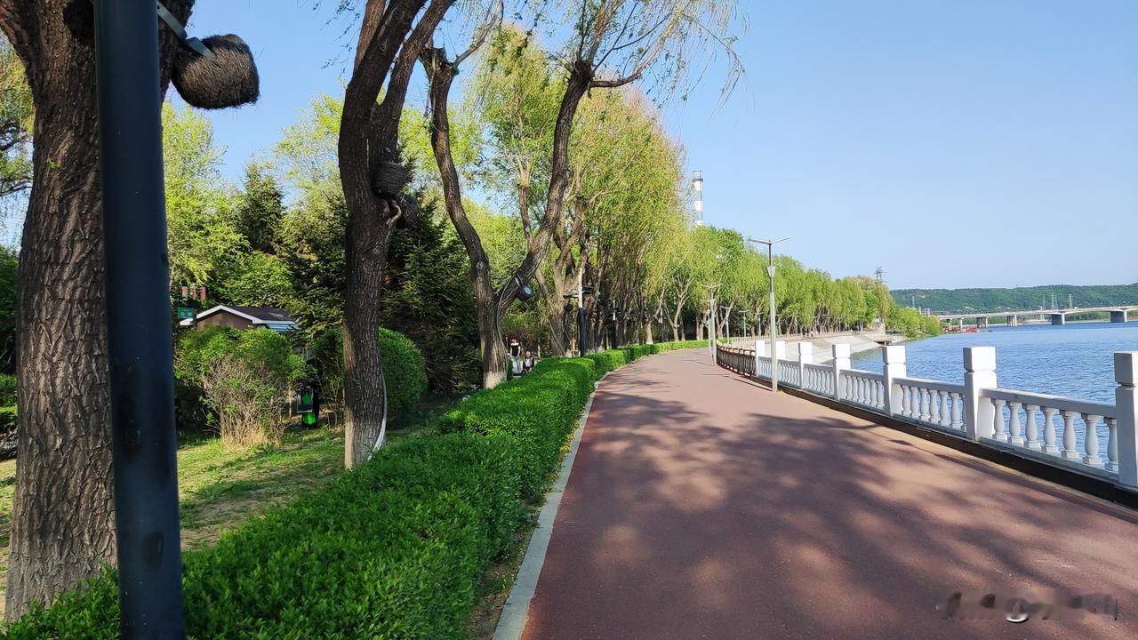 半亩方塘一鉴开，天光云影共徘徊。问渠那得清如许？为有源头活水来。

这是南宋大儒