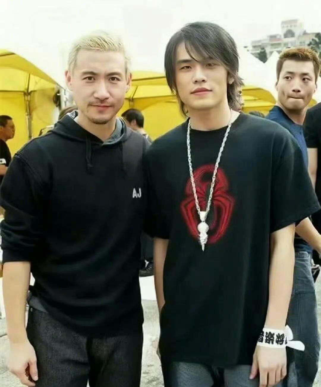 时间跟坐火箭似的，一晃都20年咯！看看20年前青涩的周杰伦和帅气的张学友，再看看