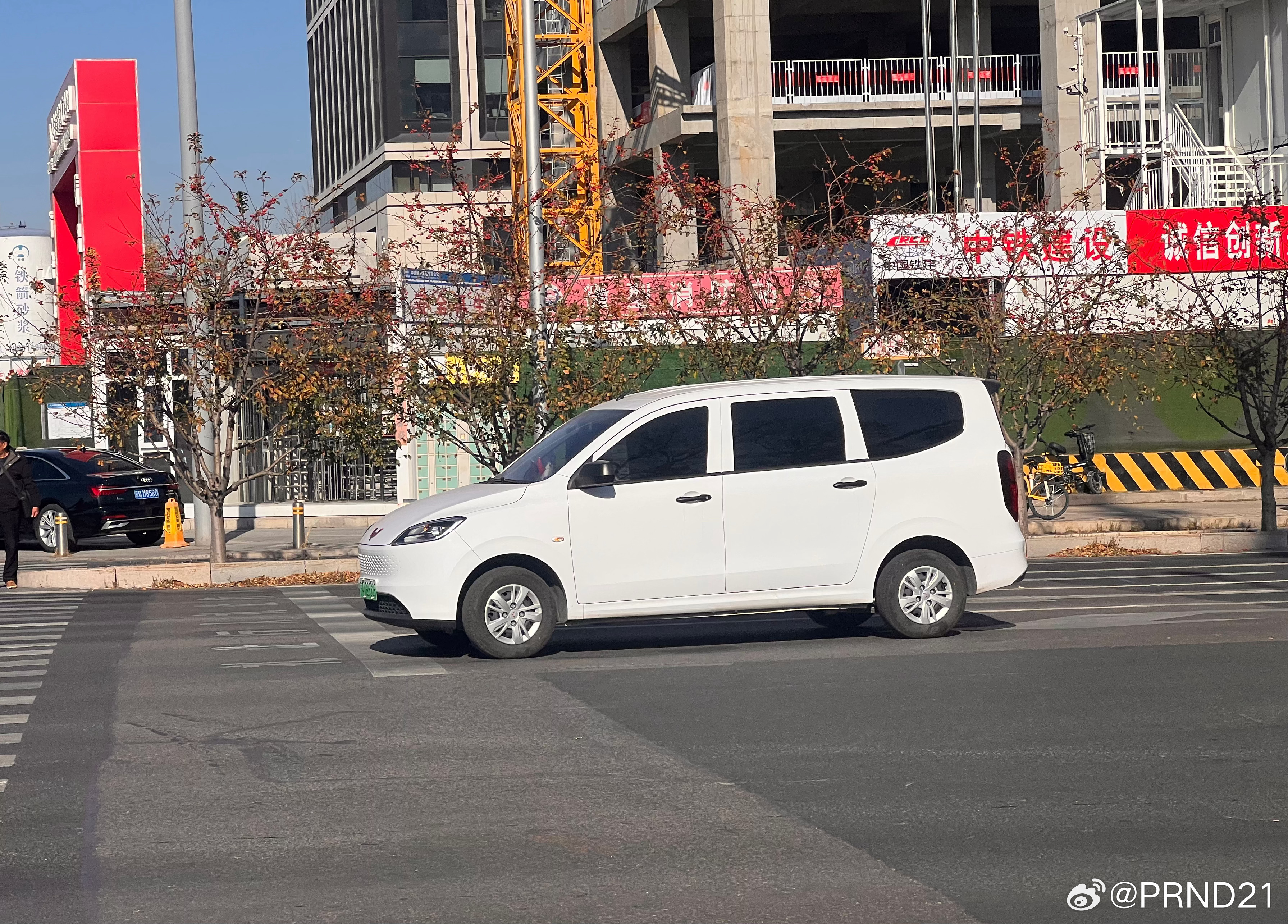 出来吃个午饭，遇到了插电混动的新宏光！作为商住两用的回本儿利器，小车设计的目的性