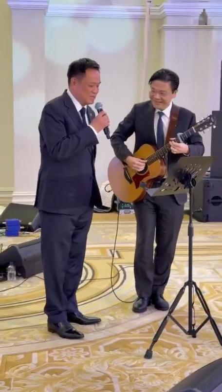 两位总理，一个唱一个弹！这画面，比任何外交辞令都让人心头一暖。当政治遇上音乐，当