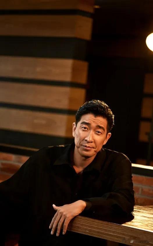 演员，王千源说，2017年，我拍《破·局》那部戏的时候，有一场和郭富城在洗手间的