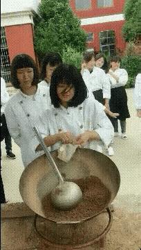 职业技术学校的操场美，厨师技能训练开展的是如火如荼，女孩年纪不大，相貌清秀，一身