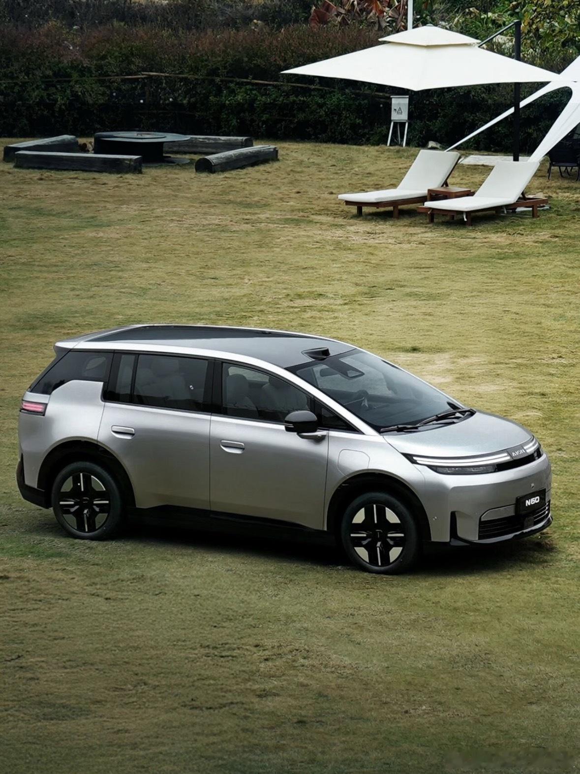 年轻人的第一台智能满配好车10.68万起埃安全新智美都市SUV埃安N60迎来上市