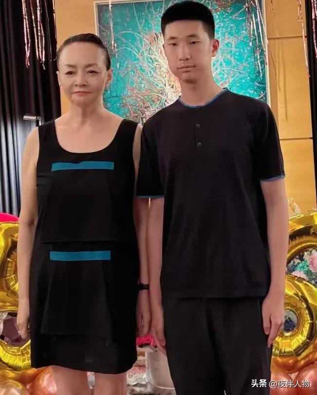 66岁宋丹丹，给林永健的儿子林大竣过生日，已经连续16年。难道只是因孩子长得比林