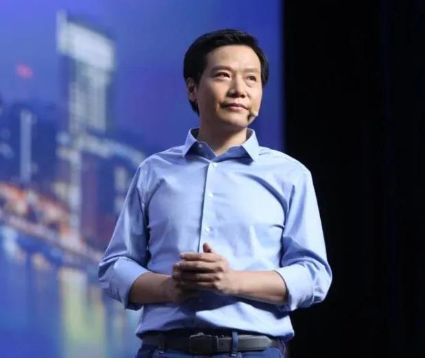 雷军开法拉利引起热议。有网友调侃，他为什么不开小米自己的汽车。以前听过一句话“国