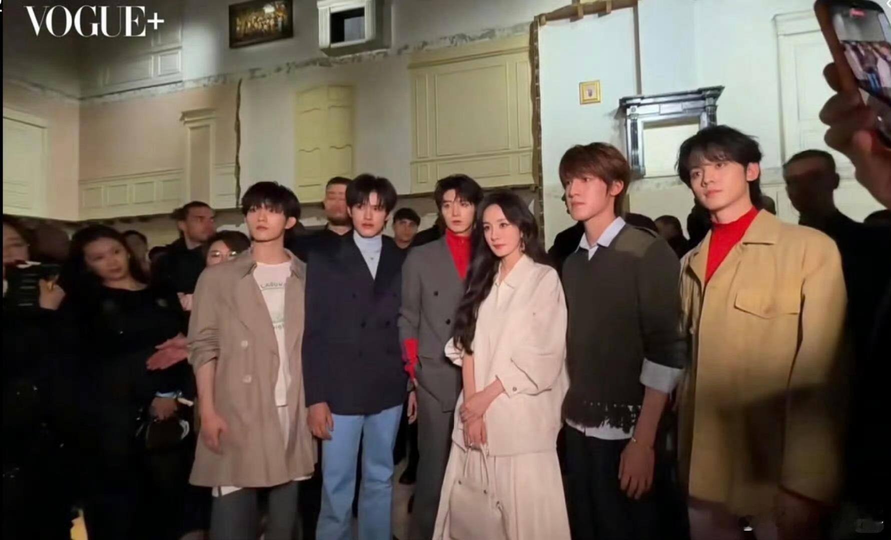 杨幂登陆少年合影杨幂老师知道这是TFBOYS的师弟团吗？他们聊天会不会聊师兄啊哈