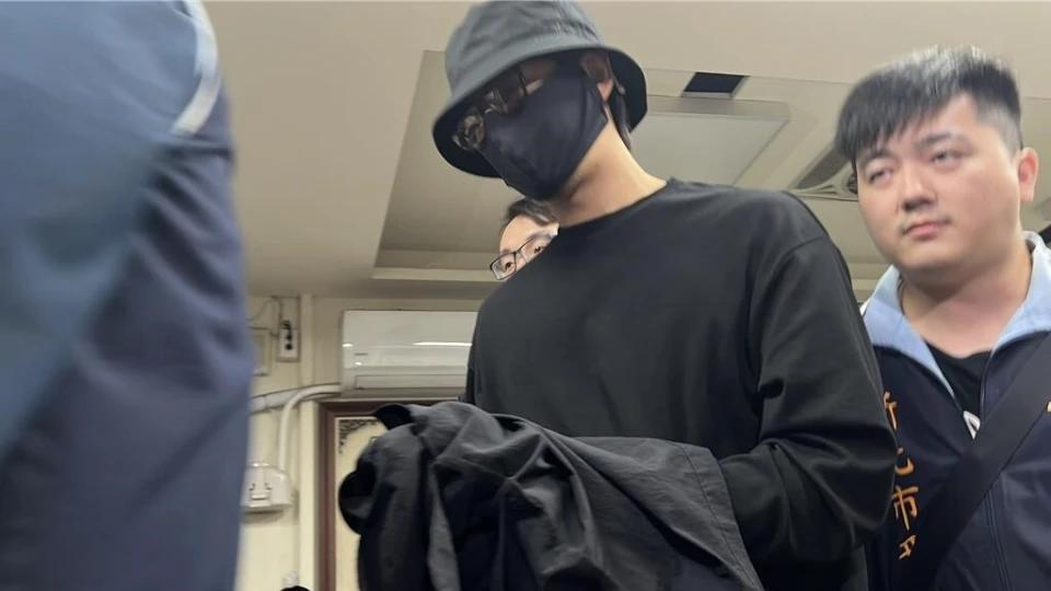 前些天台湾一些艺人被爆出装病逃避兵役。
实际上台湾年轻人装病逃兵役的比例不是一般