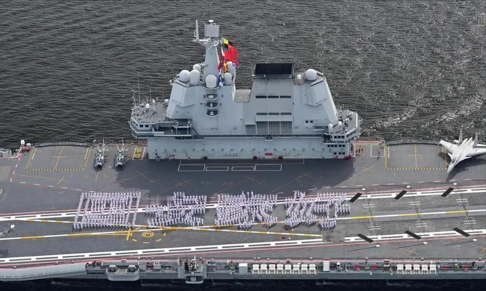 此前山东舰停靠香港的时候，一位香港人参观过山东舰之后竟然表示，这个船确实不错，但