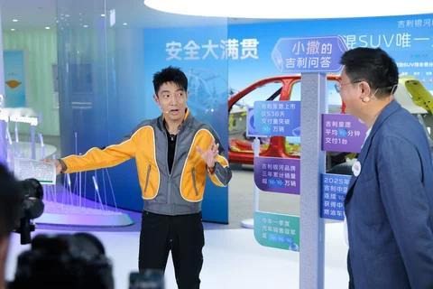 北京车展真的太有料了！谁能想到撒贝宁直接现身吉利银河展台，互动笑点密集，直接把现