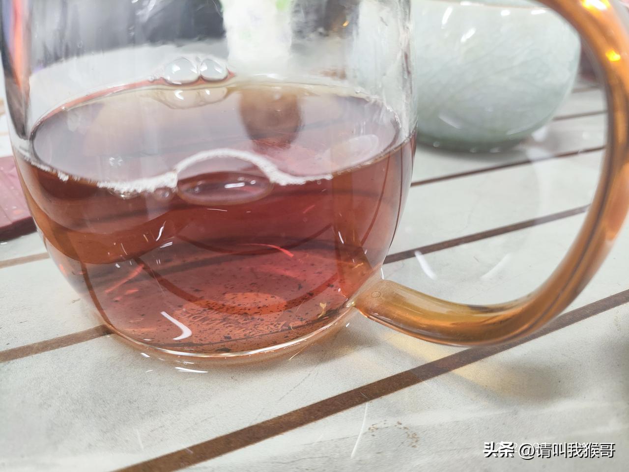 新年爱好打卡过年去朋友家喝茶，他特别钟爱大红袍，绿茶类的只是准备了招待客人。