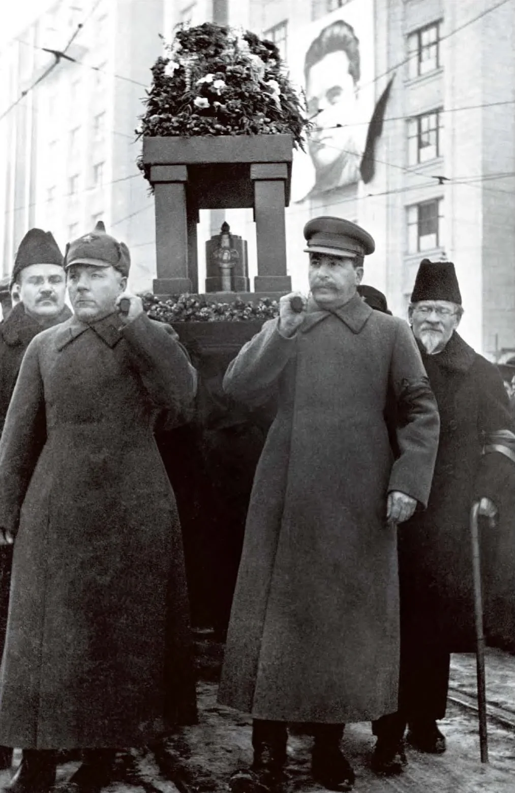 1934年12月，在莫斯科红场，Stalin(右)和伏罗希洛夫(左)抬着基洛夫的...