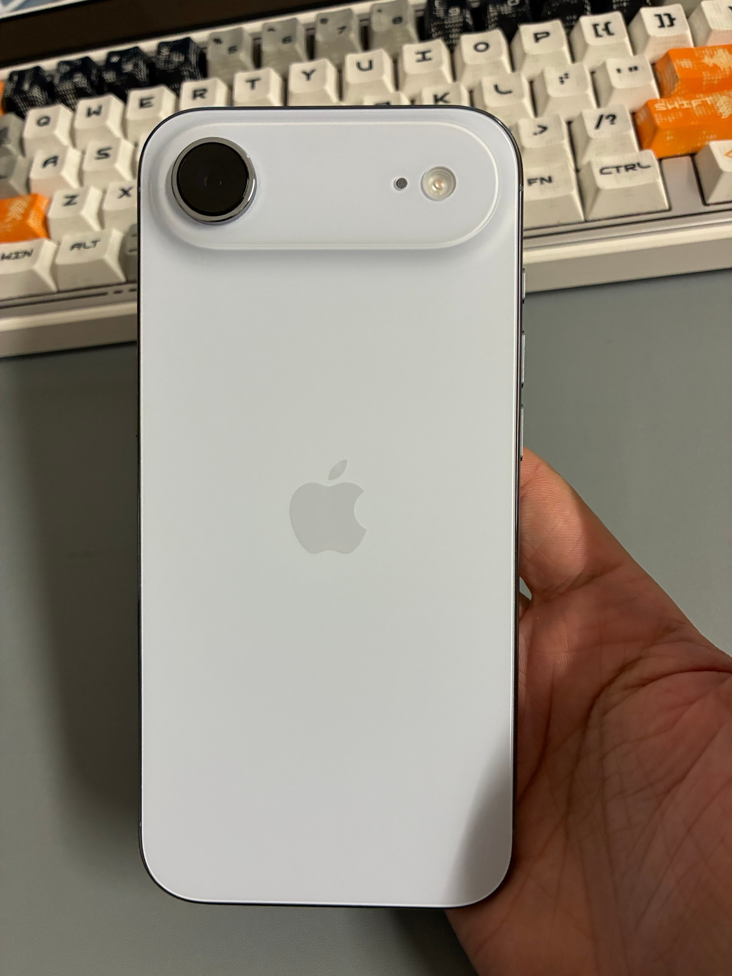 之前天天嚷嚷着要出小屏幕的手机的人，到底有几个是真买了目前不成熟的地方就是拍照和