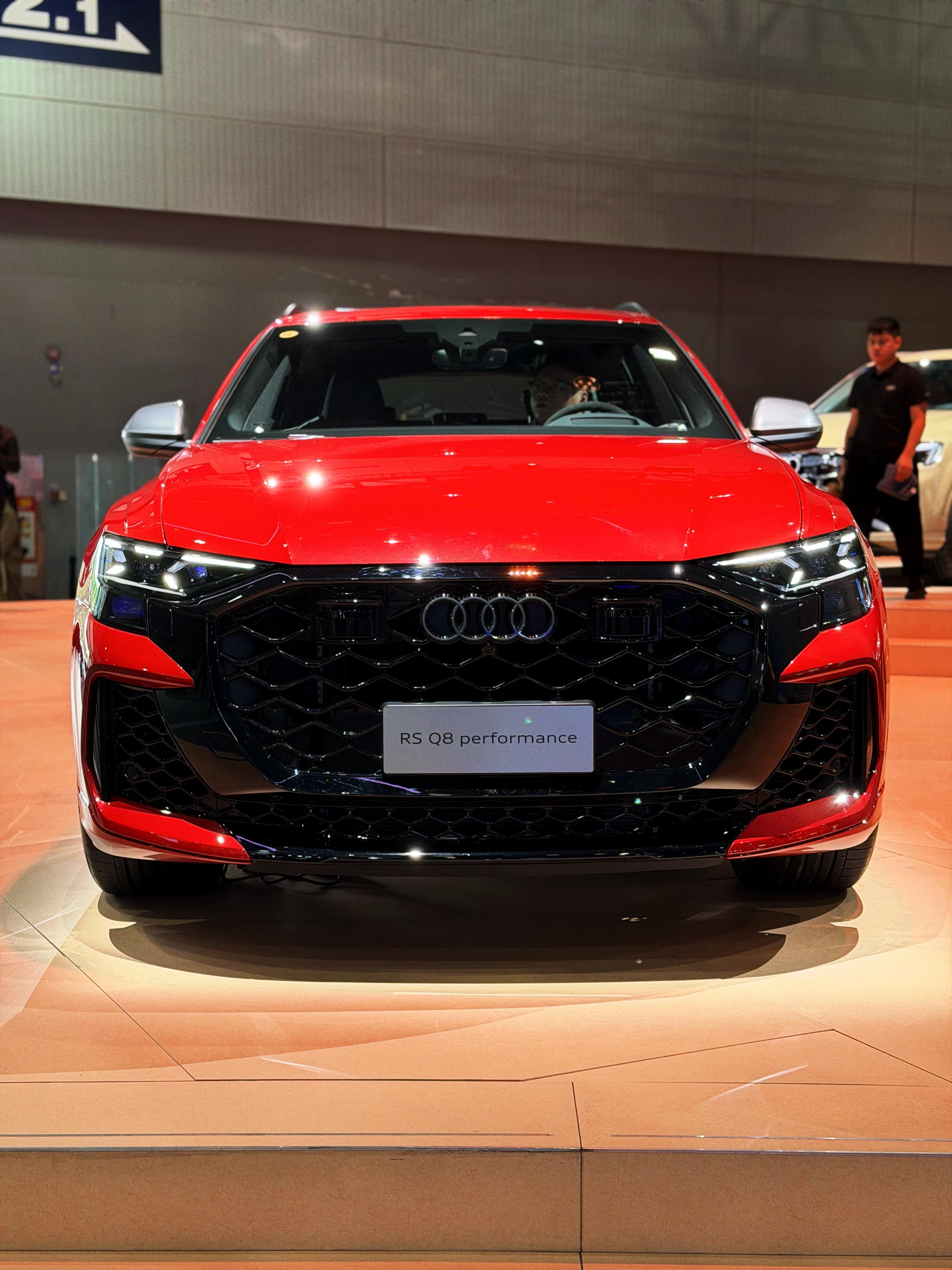 路过奥迪展台，RS 6 Avant不在家，RS Q8 performance当门