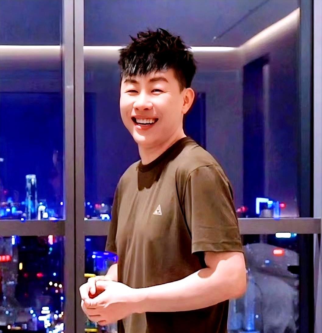 胡彦斌的团队已经意识到了一个大问题。
他都42岁了还没成家，团队的人都替他操心，