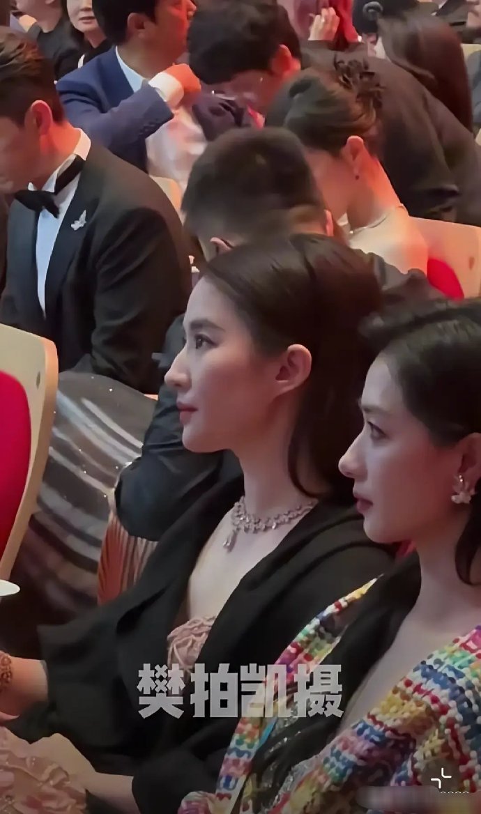 万茜的侧颜好绝！ 跟刘亦菲同框也丝毫不逊色 ​ ​​​
