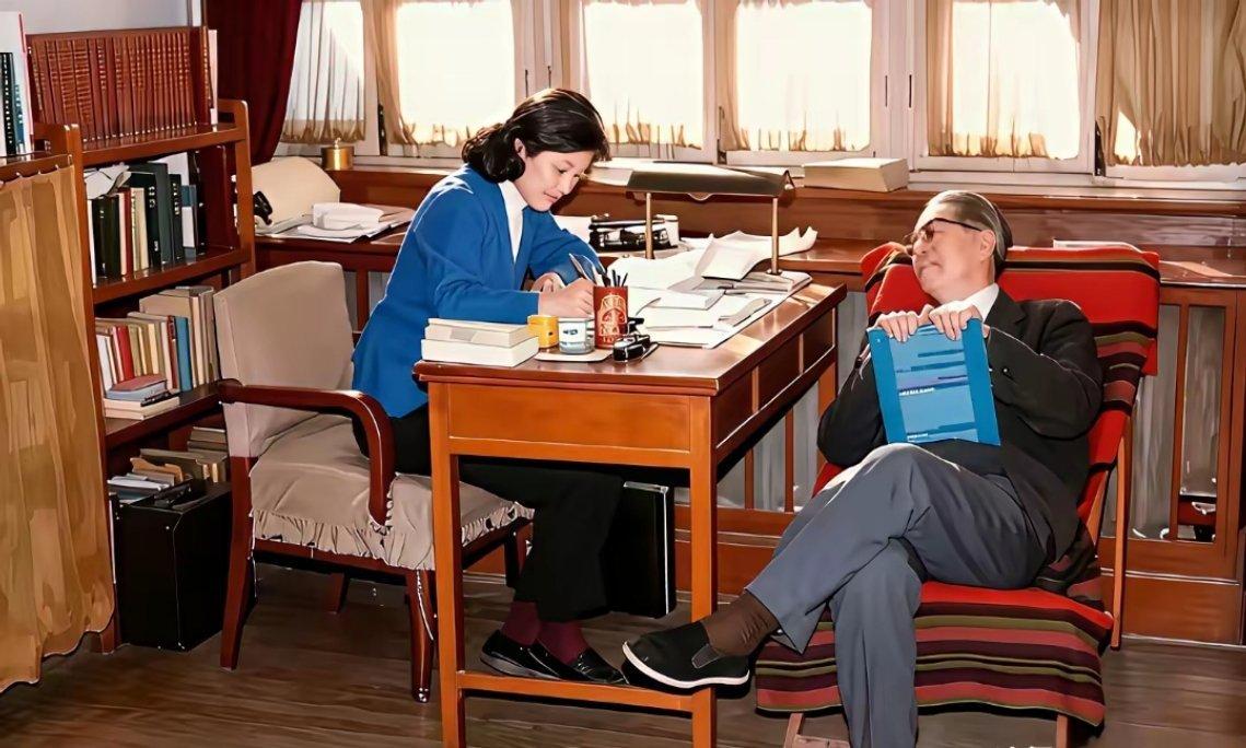 这是1973年乔冠华和章含之结婚之后，在办公室拍下的珍贵照片。
 
两个人不光是