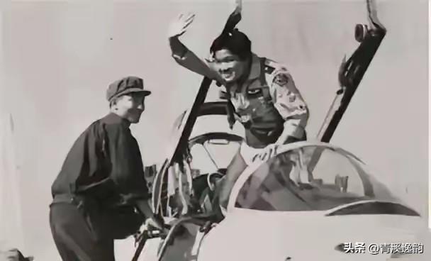 1982年台起义飞行员黄植诚与空姐马红结婚时合影，马红1990年借故赴美未归，保