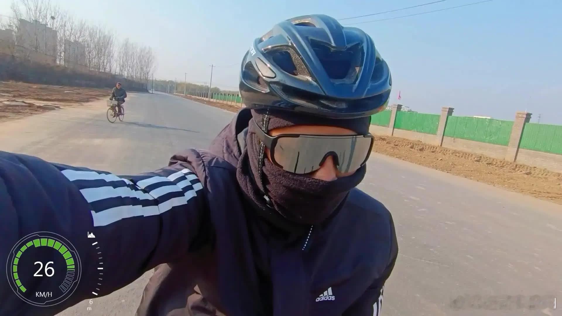 🚴骑公路车最爽的5个瞬间。1️⃣码表、手机、耳机满电，胎压充足，水壶装满。\n