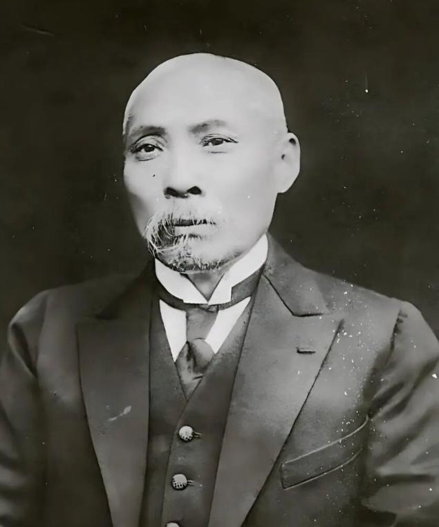 曾经权倾朝野的北洋之虎段祺瑞，
他那两个儿子的晚年轨迹，
简直就是豪门家族两种截