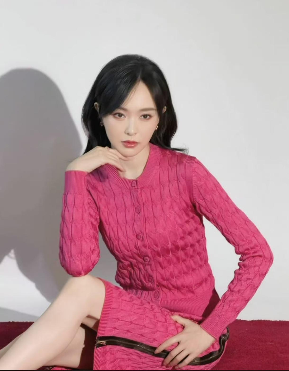 唐嫣今日玫红色裙子穿搭，女人味十足，太美了！